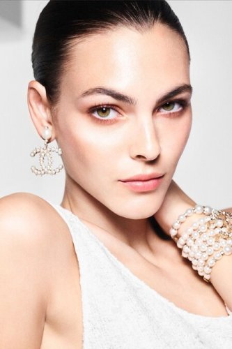 La nueva colección de maquillaje de Chanel se inspira en las perlas para crear productos cargados de luz