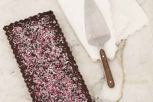 Tarta rápida de chocolate negro y galletas Oreo, receta fácil para que te saquen por la puerta grande