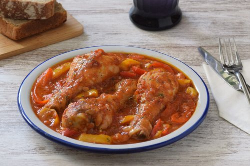 Pollo con i peperoni alla romana, una suculenta receta de pollo en salsa de pimientos y tomate tradicional de Italia