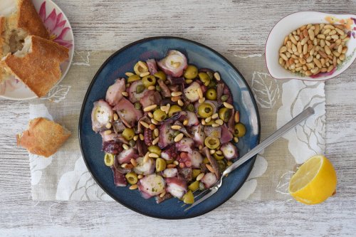 Ensalada de pulpo con anchoas, aceitunas y piñones, una receta veraniega tan rica como saludable y fácil