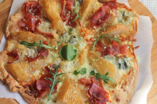 Pizza de pera, jamón y queso gorgonzola, la receta para sorprender a tu familia