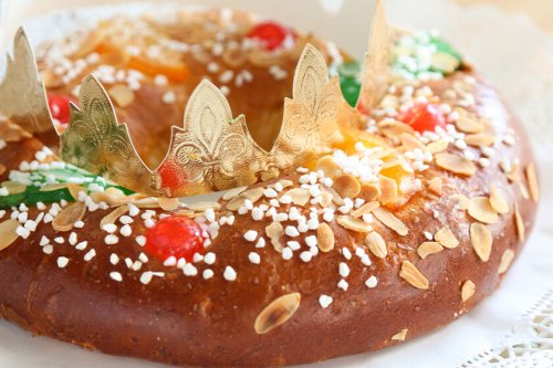 Por qué comemos roscón de Reyes para finiquitar la Navidad: historia y orígenes del dulce que copiamos a los franceses