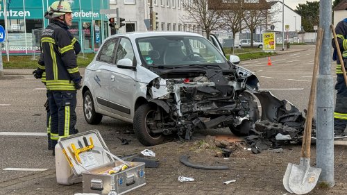 Kreuzungsunfall in Karlsruhe: Zwei Autos kollidieren in Neureut