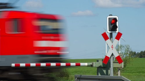 Zug erfasst 22-Jährigen an Bahnübergang tödlich