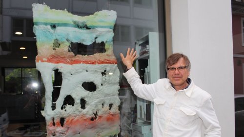 Karlsruher Künstler bastelt „Fetischobjekte“ aus Papier