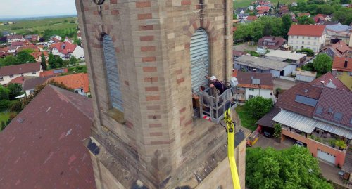 Glockenturm-Sanierung in Bühl-Altschweier: Arbeiten in 32 Metern Höhe