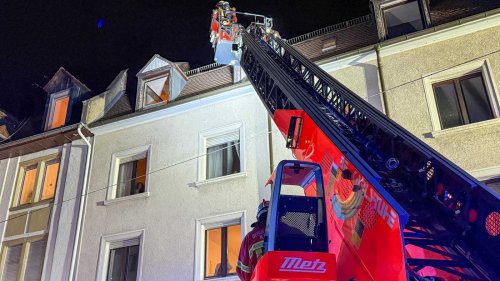 Feuerwehr rettet Frau in Karlsruhe aus 3. Obergeschoss