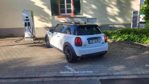Warum dürfen E-Autos Ladesäulen blockieren? Fahrer nutzen Lücke aus