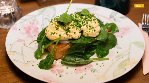 Sternekoch Malte Kuhn serviert Egg Benedict in Baden-Baden