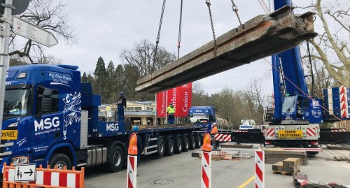 Kraftakt über der Oos - in Baden-Baden wird die Fieserbrücke abgebaut
