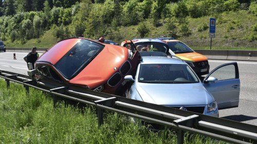 BW-Fahrer fährt auf Standstreifen und baut Unfall auf der A8 bei Pforzheim
