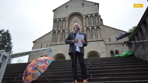 Pfarrer Matthias Koffler verabschiedet sich singend von den Gläubigen