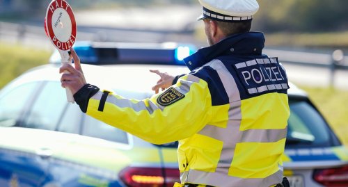 Autofahrer flüchtet nach Unfall mit vier Verletzten in Hockenheim