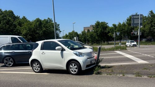 Autofahrerin fährt auf Verkehrsinsel in Karlsruhe-Neureut