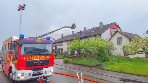 Dachtstuhl von vier Reihenhäusern in Waldbronn fängt Feuer