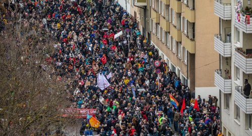 Corona-Kritiker demonstrieren vor SWR-Gebäude in Stuttgart