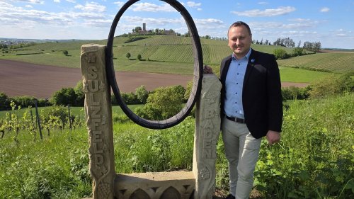 Sulzfeld installiert neue Hügelsofas und Selfie-Points für Wanderer