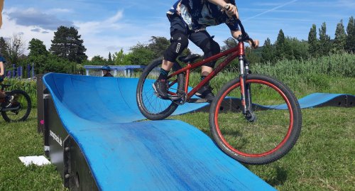 Mountainbiker erkunden bei Mai.Bike im Horbachpark in Ettlingen neue Pfade