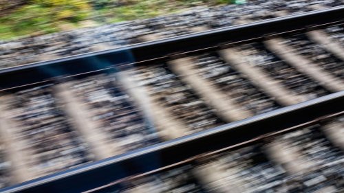 Unbekannte legen Steine auf Gleise – Ermittlungen