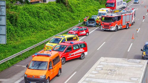 Sattelzug kollidiert mit Auto auf A5 bei Karlsruhe-Hagsfeld