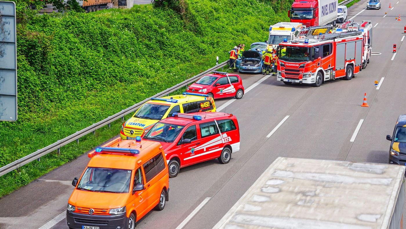 Sattelzug kollidiert mit Auto auf A5 bei Karlsruhe-Hagsfeld