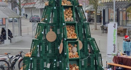 „Brotweihnachtsbaum“ in Bruchsal zeigt Lebensmittelverschwendung