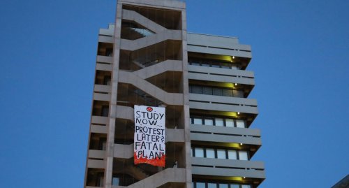 Die Letzte Generation Karlsruhe hisst Banner am Chemie-Turm des KIT