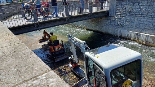 Bagger im Wasser: Bruchsaler Saalbach fließt wieder