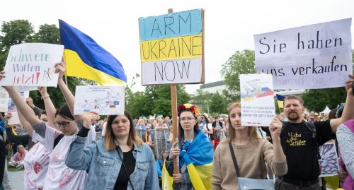 Ukrainer protestieren auf Friedenskundgebung in Stuttgart für mehr Waffen