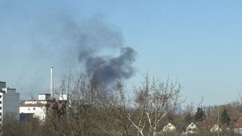 Dunkle Rauchwolken über der Miro im Karlsruher Westen