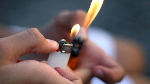 Unbekannter brennt Hakenkreuz in Pfarramts-Tür