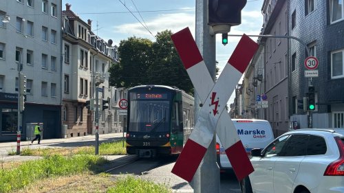 Geparktes Auto blockiert Straßenbahn in Karlsruher Weststadt
