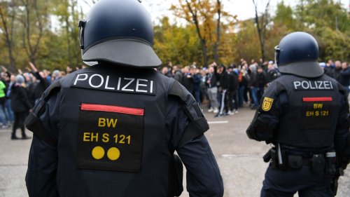 Polizei verhindert Ausschreitungen von Frankfurt-Fans in Karlsruhe
