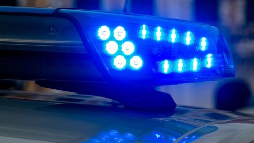 Kinder auf Gehweg von Auto erfasst – beide schwer verletzt