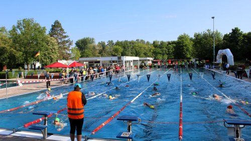 Triathleten radeln und spurten mitten durch Remchingen