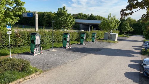 Neuer E-Ladepark für Elektrofahrzeuge an der A8 bei Karlsbad ist am Netz