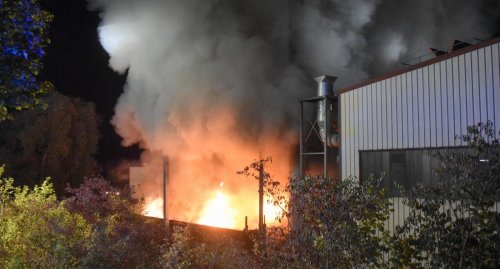 Meterhohe Flammen: Großbrand bei Recycling-Firma in Illingen