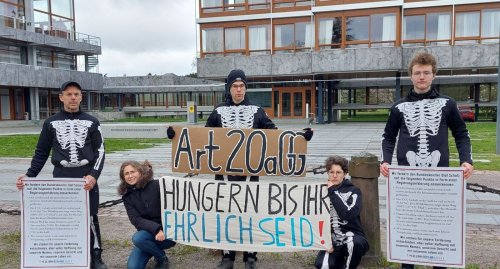 Karlsruhe: Mahnwache vor dem Bundesverfassungsgericht