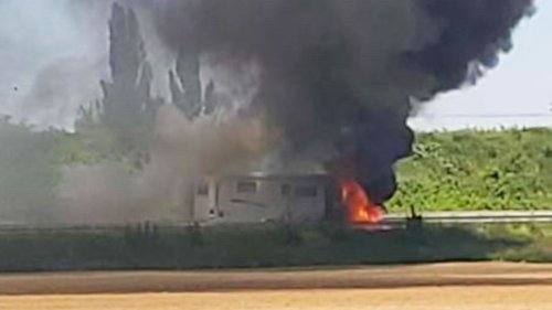 Wohnwagen fängt auf A5 zwischen Offenburg und Lahr Feuer