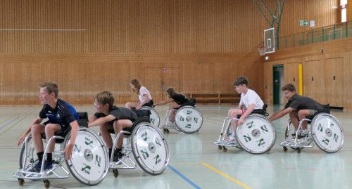 Kinder sammeln in Ubstadt-Weiher Erfahrungen im Rollstuhlbasektball