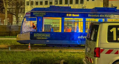 Radfahrer stößt in Karlsruhe mit Straßenbahn zusammen: schwer verletzt