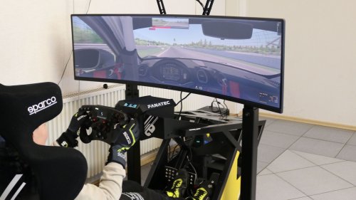 Im Weingartener Fahrsimulator wird wie im echten Cockpit trainiert