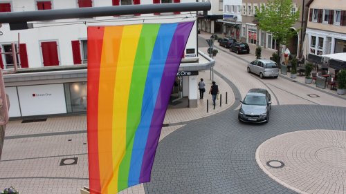 Bühl: Regenbogenfahne setzt Zeichen gegen Queerfeindlichkeit