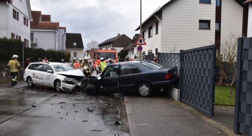 Auto gerät auf Gegenspur: Drei Verletzte nach Unfall in Baden-Baden-Balg