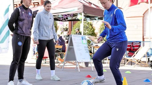 Frühsport mit der KSC-Frauenmannschaft auf dem Karlsruher Marktplatz