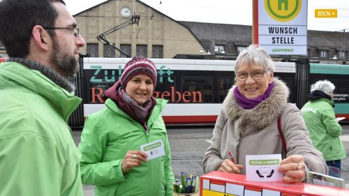 Greenpeace sammelt in Karlsruhe Wünsche von Bus- und Bahnreisenden