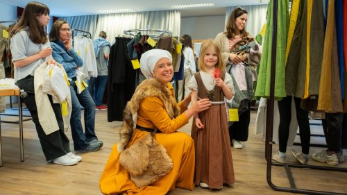 Ansturm auf gebrauchte Gewänder für das Peter und Paul Fest