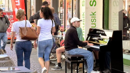 In Karlsruhe lädt ein Klavier auf der Kaiserstraße zum Mitmachen ein