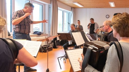 Harmonika-Spielring Weisenbach stimmt rockige Töne an