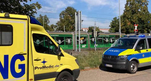 Radfahrerin verletzt sich bei Unfall mit einer Straßenbahn in Karlsruhe